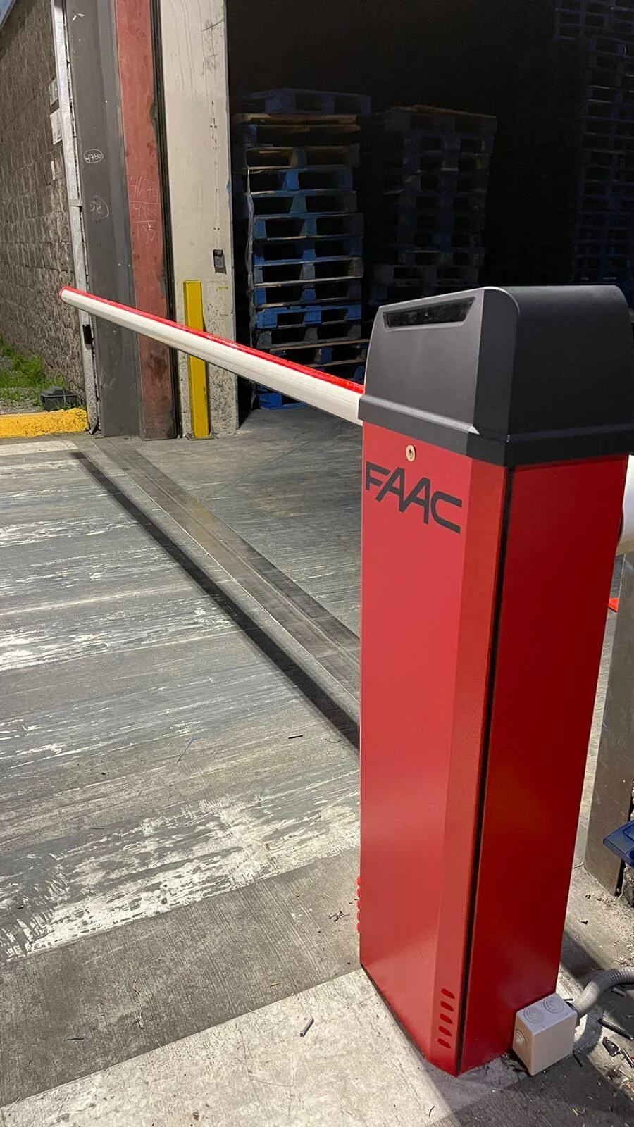 Barrera automática para control vehicular en centro de bodegaje